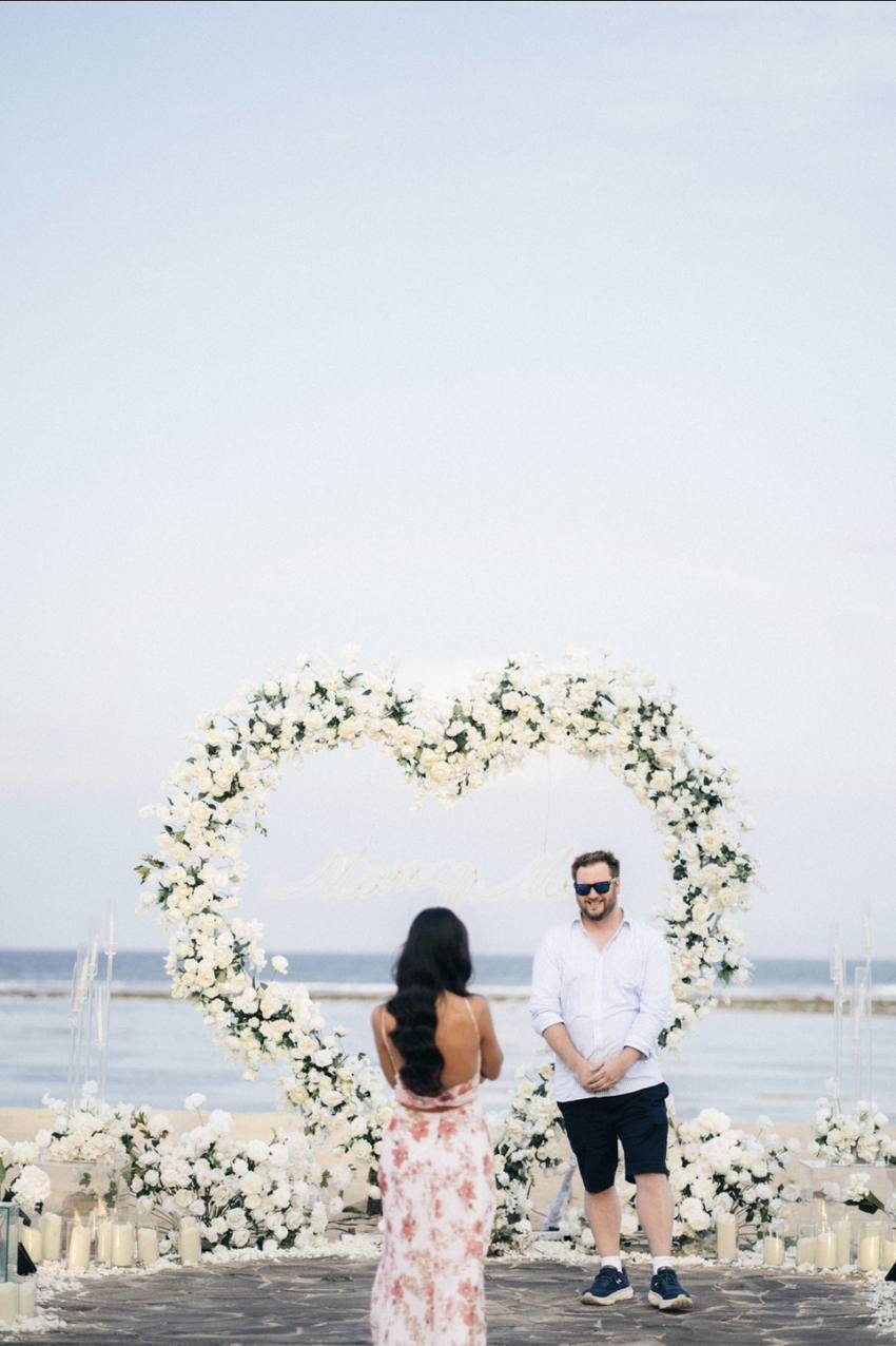 Bintang arriving to find Boyd at the arch