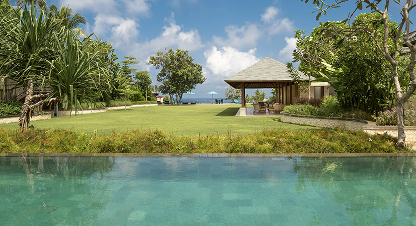 Villa Markisa on the cliff edge above the ocean