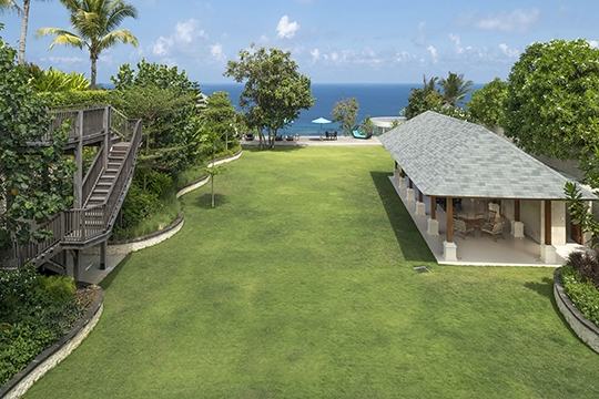 Villa Markisa's great lawn running to the cliff edge, where the reception happens